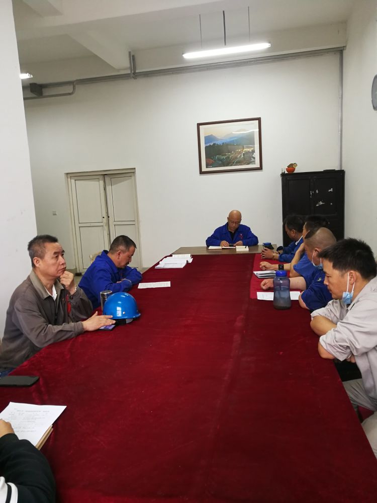 機(jī)加裝配黨支部召開全體黨員大會，組織主題教育學(xué)習(xí)。